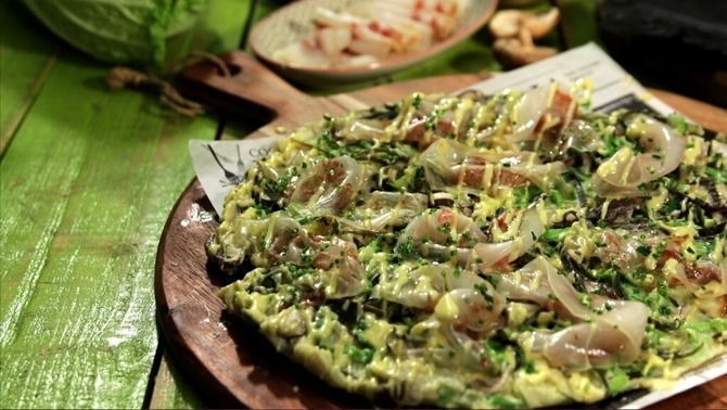 Okonomiyaki de cansalada i peix sec