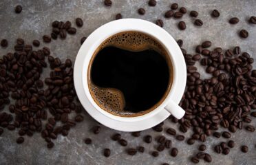 Saps per què està de moda posar oli d’oliva al cafè per fer oleato?
